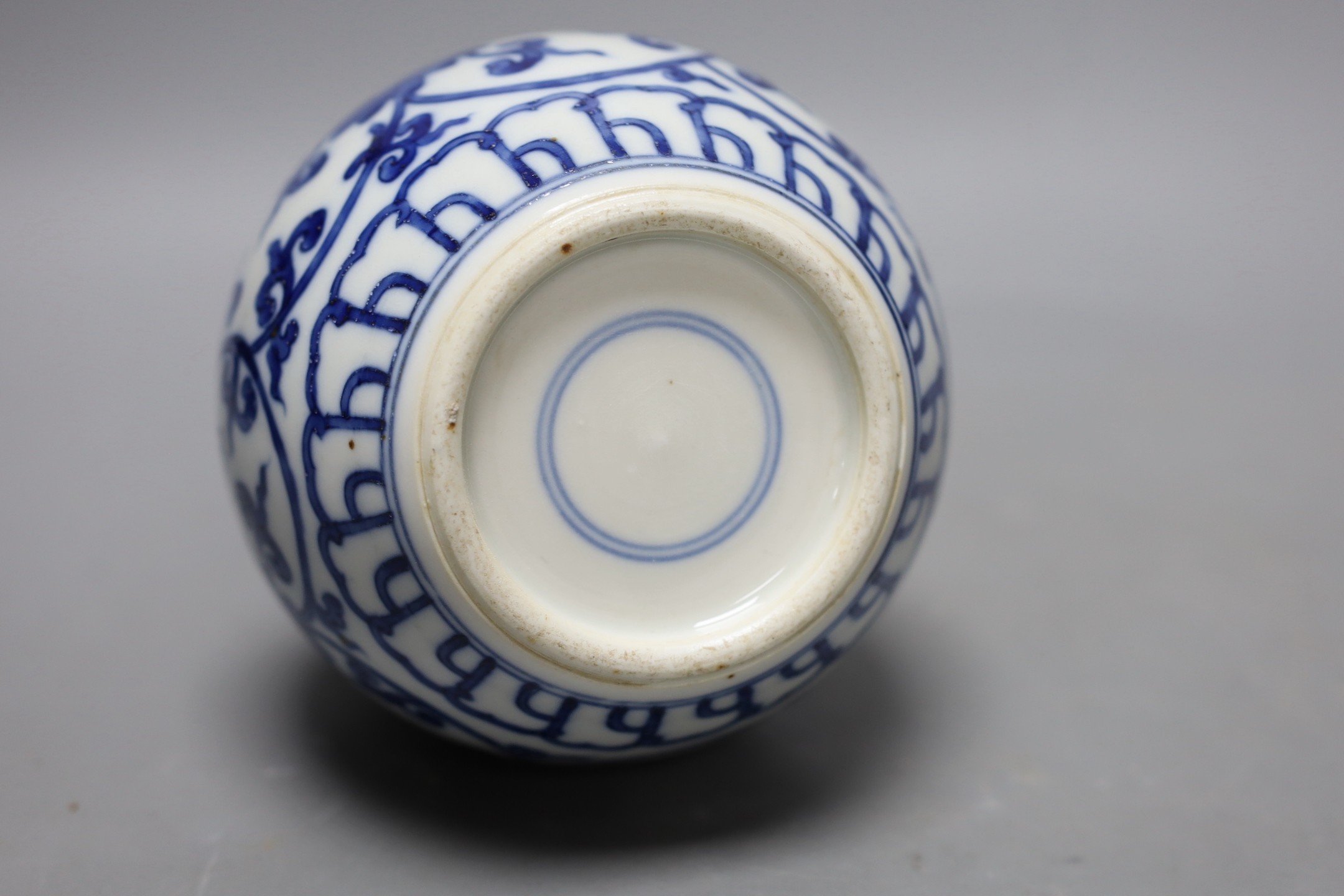 A Chinese blue and white double gourd vase. 25cm tall